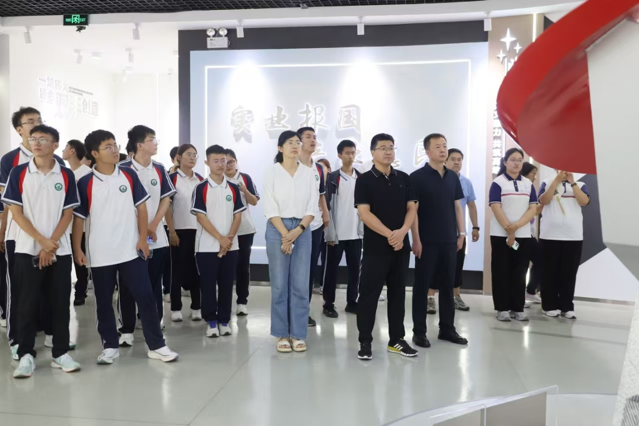 邹平市2025 年“家乡印记 梦想启航”——高三优秀师生看家乡主题教育活动走进山东三星集团