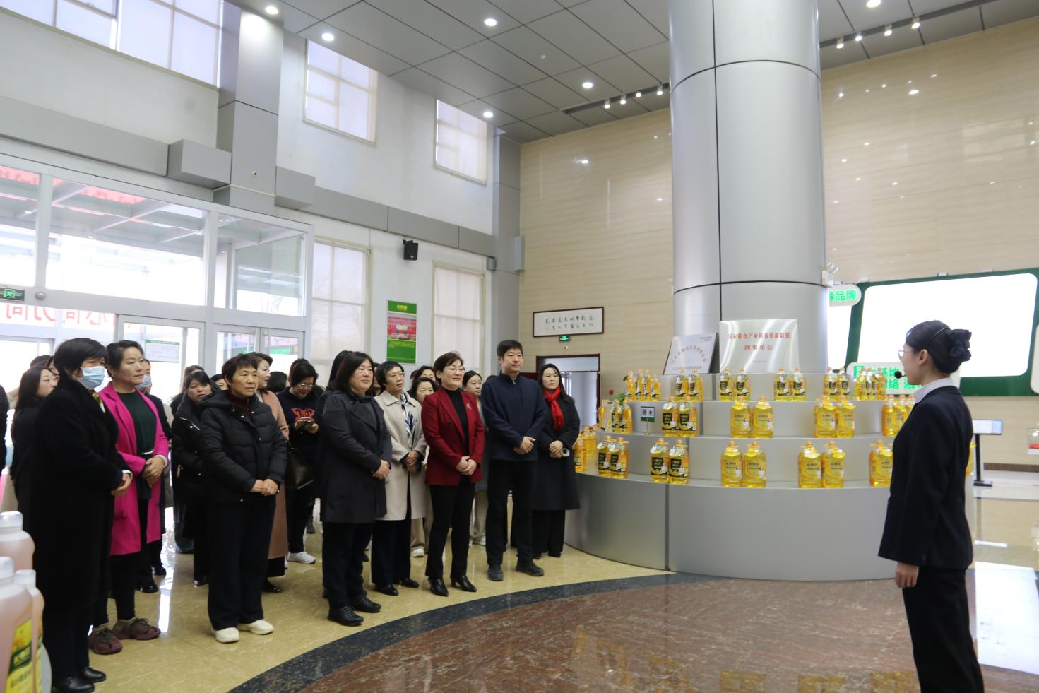 邹平市女企业家协会2025年度工作会议与会人员来山东三星集团观摩交流